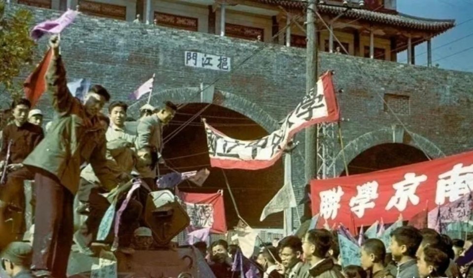 #历史那些事[超话]#1949年的南京。解放军进入南京。这是它进城时的老照片。可