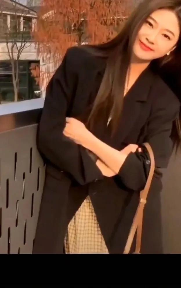 尊敬的嘉宾，女士们先生们，大家好！我是刘舒琪，很荣幸地在今天能够站在这里向大家介