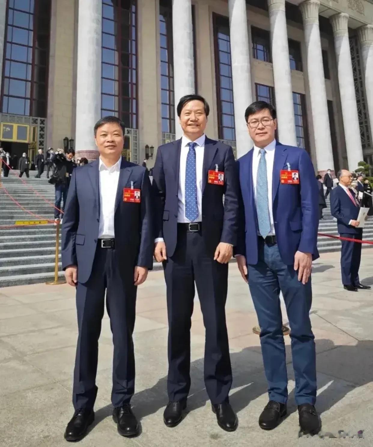 我觉得都是大人物了，没必要再美颜拉长腿吧
看到3巨人的合影
总感觉哪里不对……
