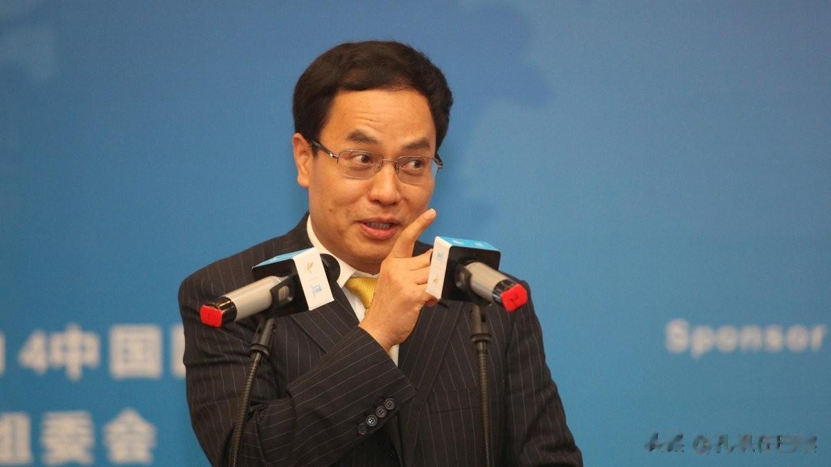 汉能老板李河君，明知资不抵债，还让员工刷卡给公司输血，最后高管和员工都被解雇，还
