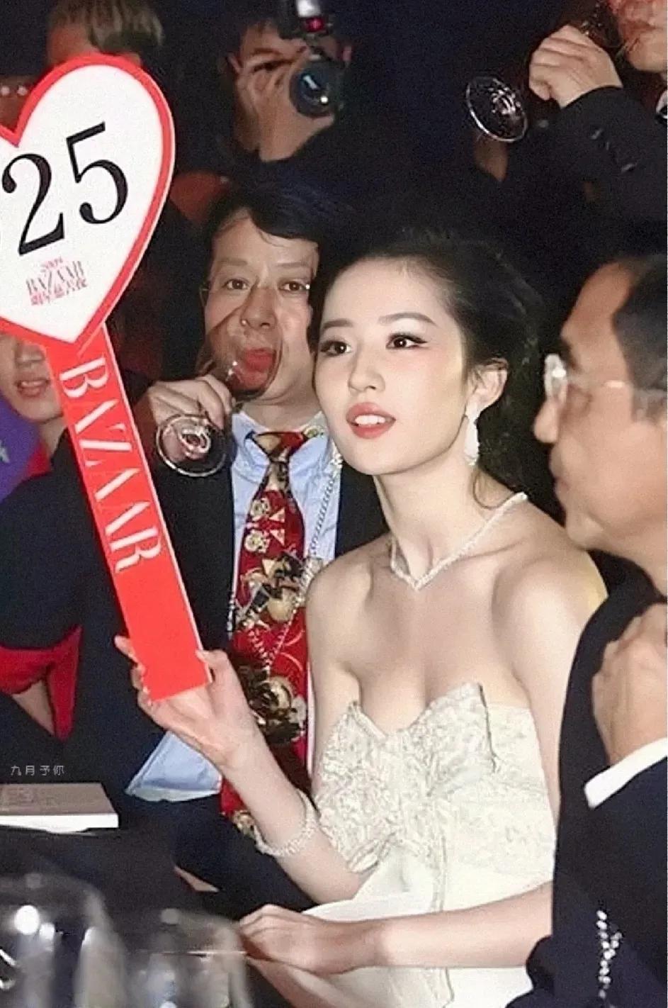 刘亦菲是一位备受欢迎的中国女演员和歌手，她的美貌和白皙肌肤一直是人们所瞩目的焦点