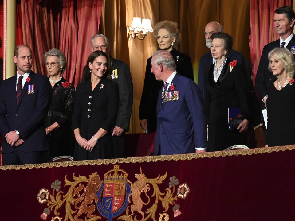 英国媒体一直专注于制造关于哈里王子和梅根-马克尔的负面头条新闻，但王室观察家们注