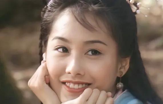 朱茵演的紫霞仙子一直是无法超越的经典，她仙气翩翩的样子让人一眼倾心！但现如今却打