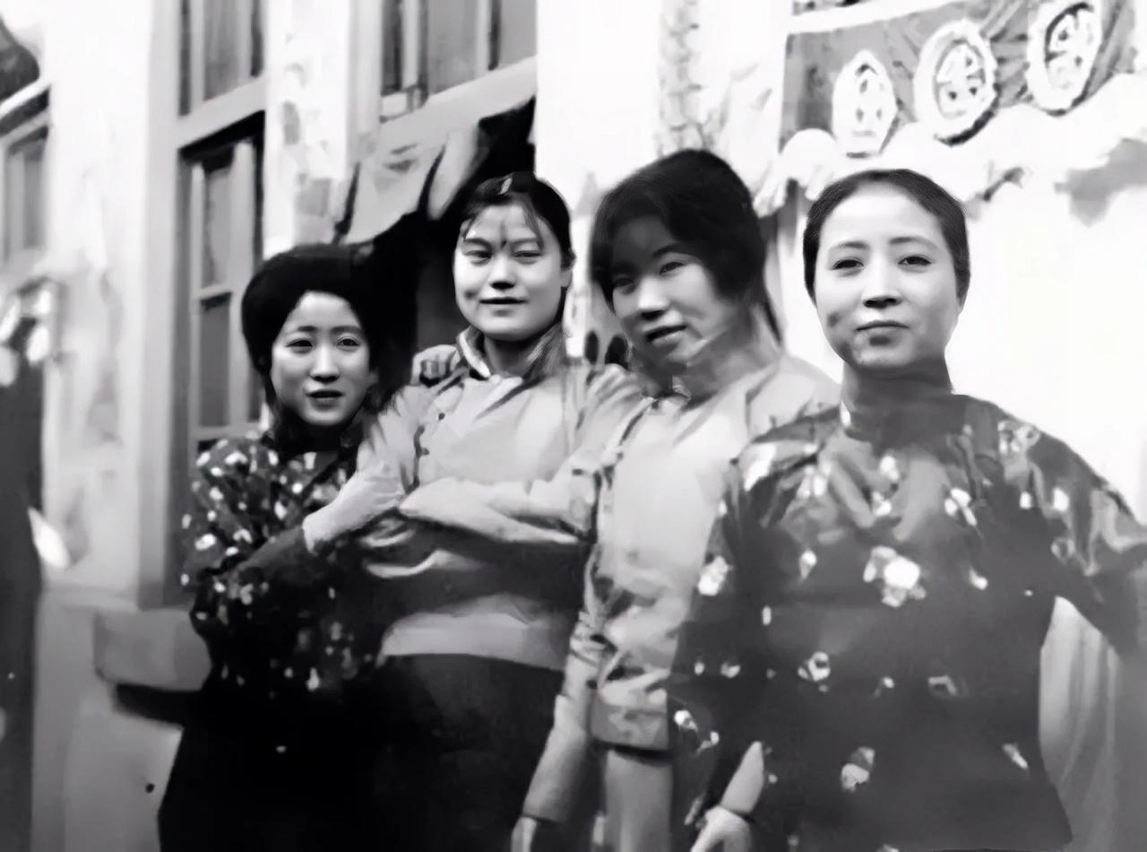 上世纪40年代的沈阳，四个风尘女子的合影。
这四个姑娘丰姿绰约，并排而立，每个人
