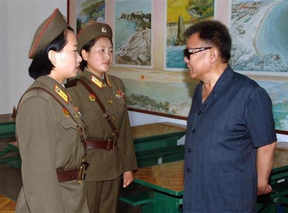 金正日同志心疼海岸炮连的女兵变粗糙的脸，给她们送雪花膏。


伟大领导者金正日同