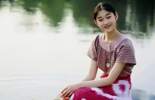 这才是天生的美女胚子吧！

那时候的她，皮肤白皙，身材修长，乖巧甜美。依水而坐，