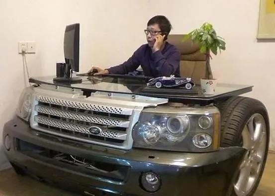 这是一个公司老板霸气侧漏的办公桌，真的是创意满满，高端大气上档次。
如果没猜错的