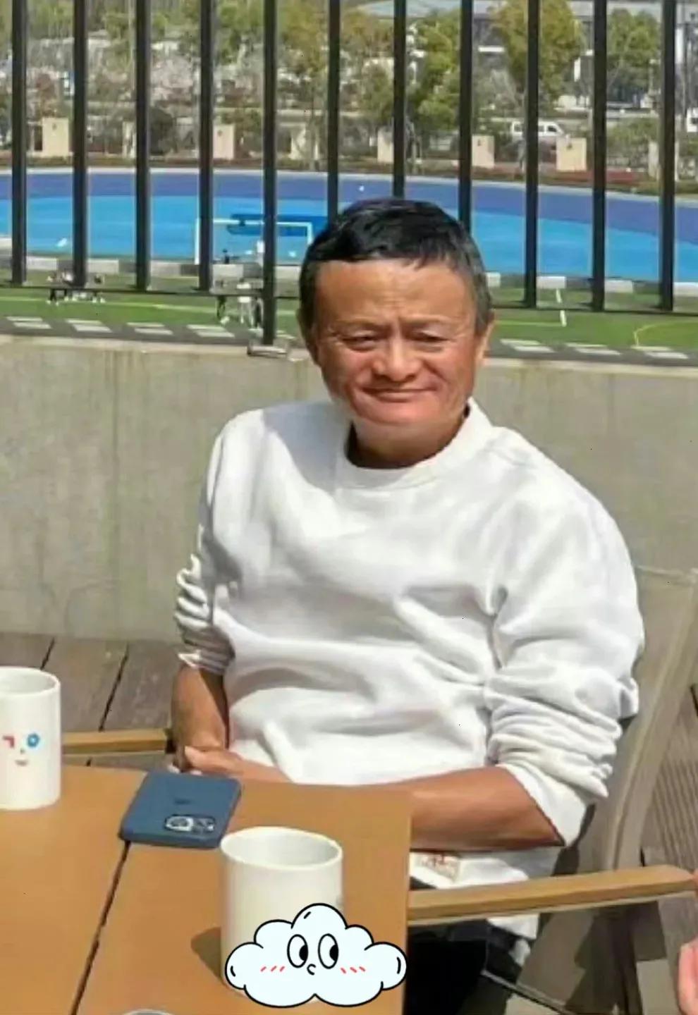 很久没露面的马总终于现身了！
只不过他的手机壳更吸睛啊，确实非常好看呀[可爱]