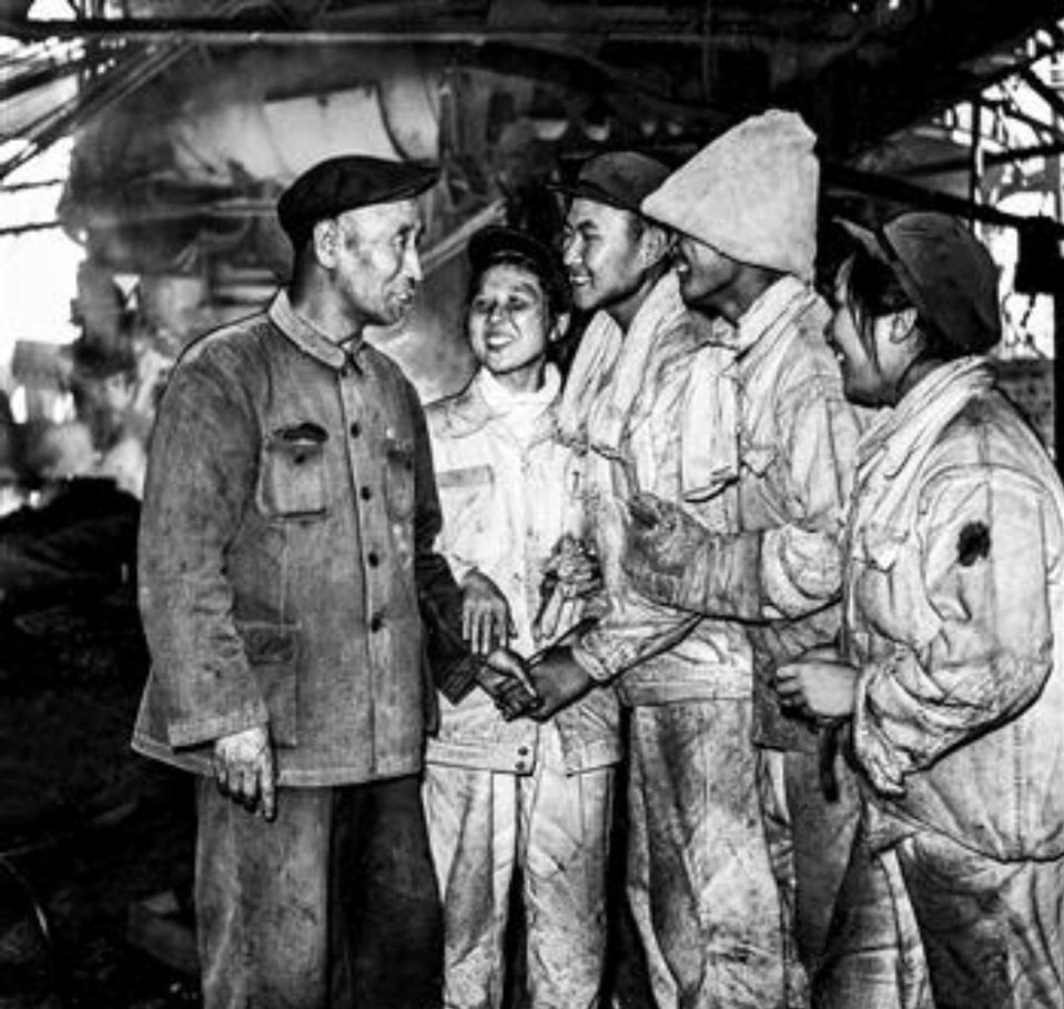 #历史那些事[超话]#这是一张劳模的照片，在国家最困难的时候，孟泰靠回收废弃配件