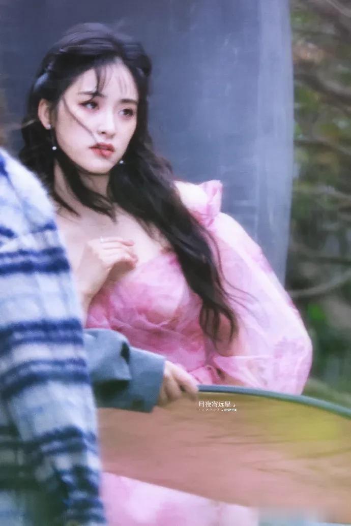 沈月这组饭拍照是真的很有氛围感，好像从童话里走出来的公主 ，提裙子的动作好美好优