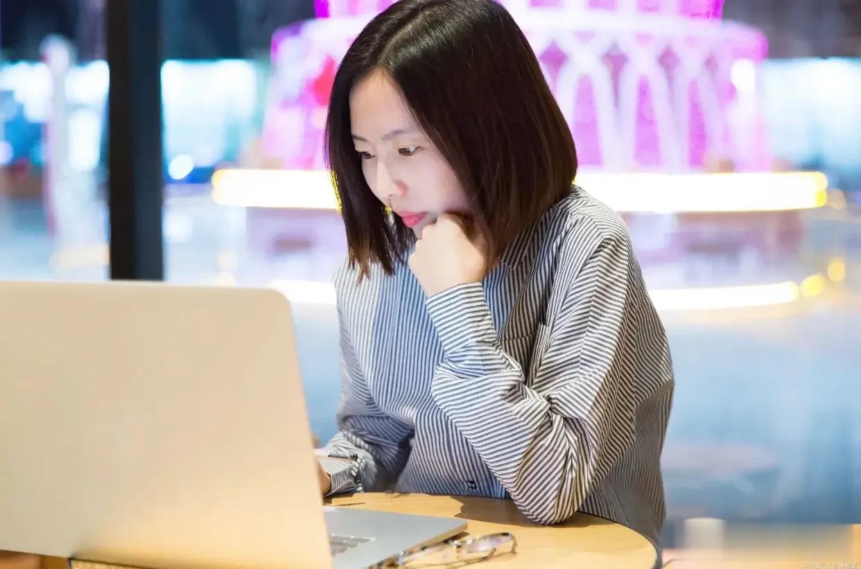 单位有个95后的女同事太厉害了，她在饭局上拒绝喝酒被领导安排坐了冷板凳，有人劝她