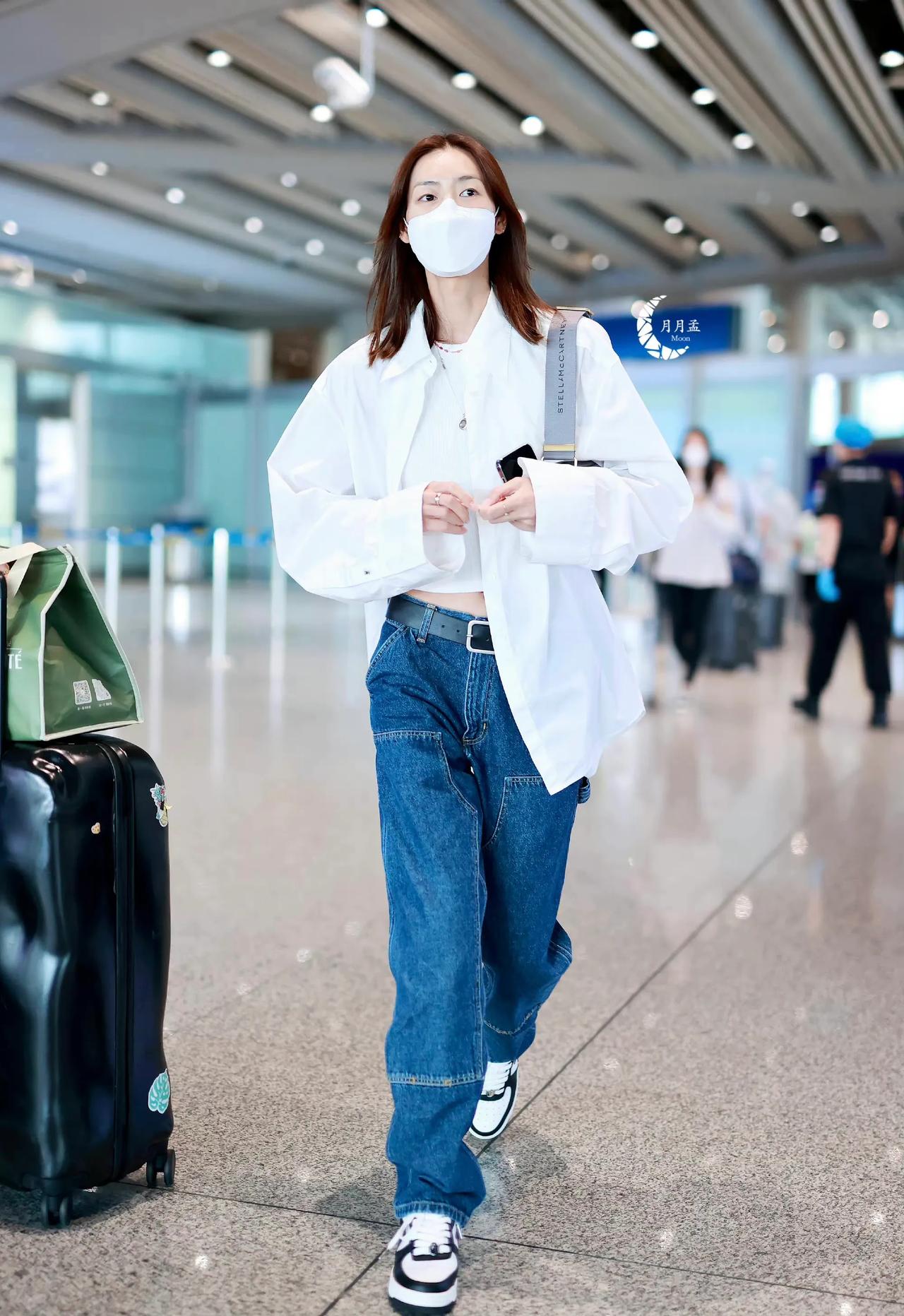 刘雯近日三套机场私服分享，都是