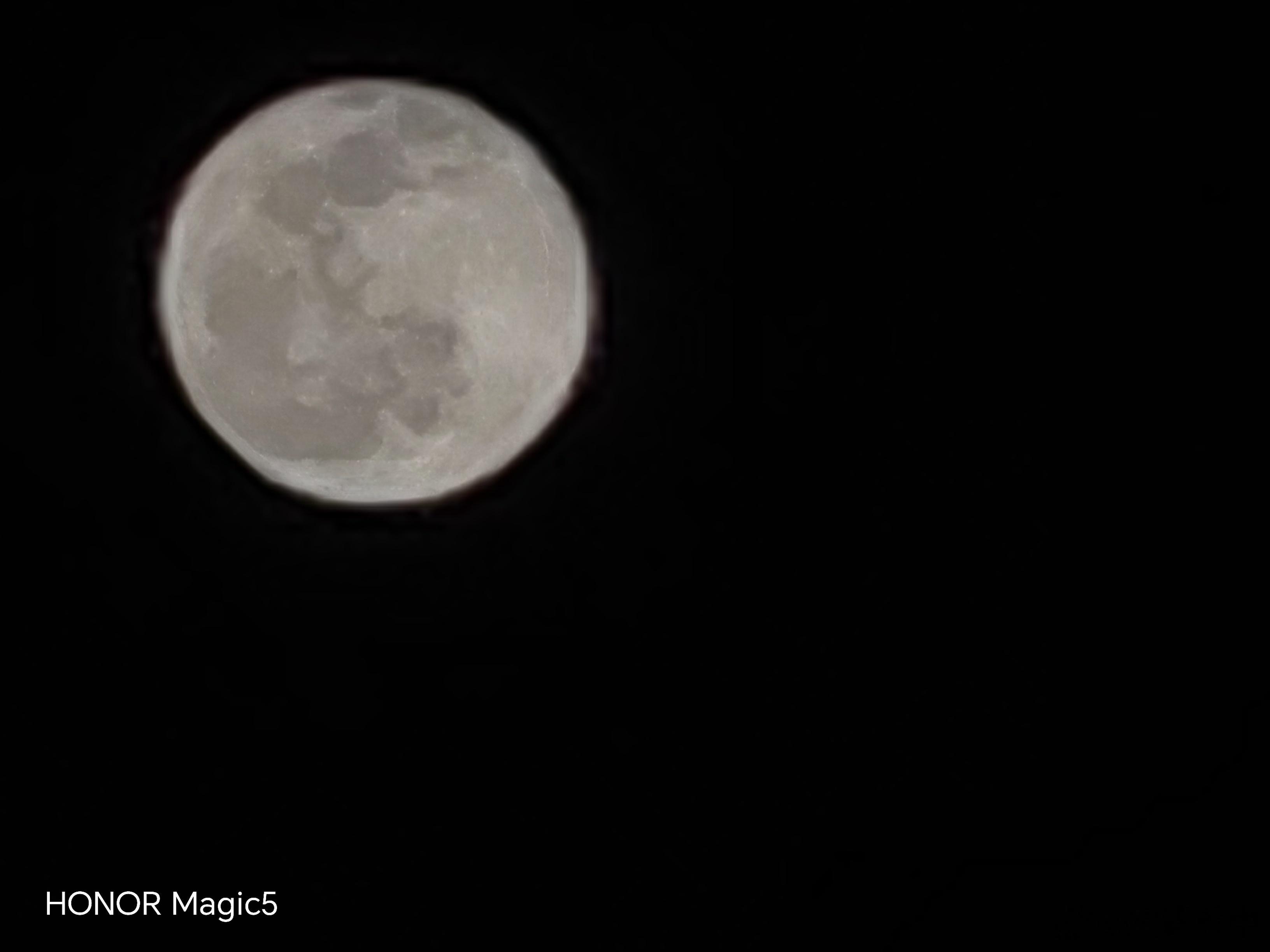 荣耀Magic5标准版的长焦也是能拍到月亮的，不过不是那么完美 ​​​