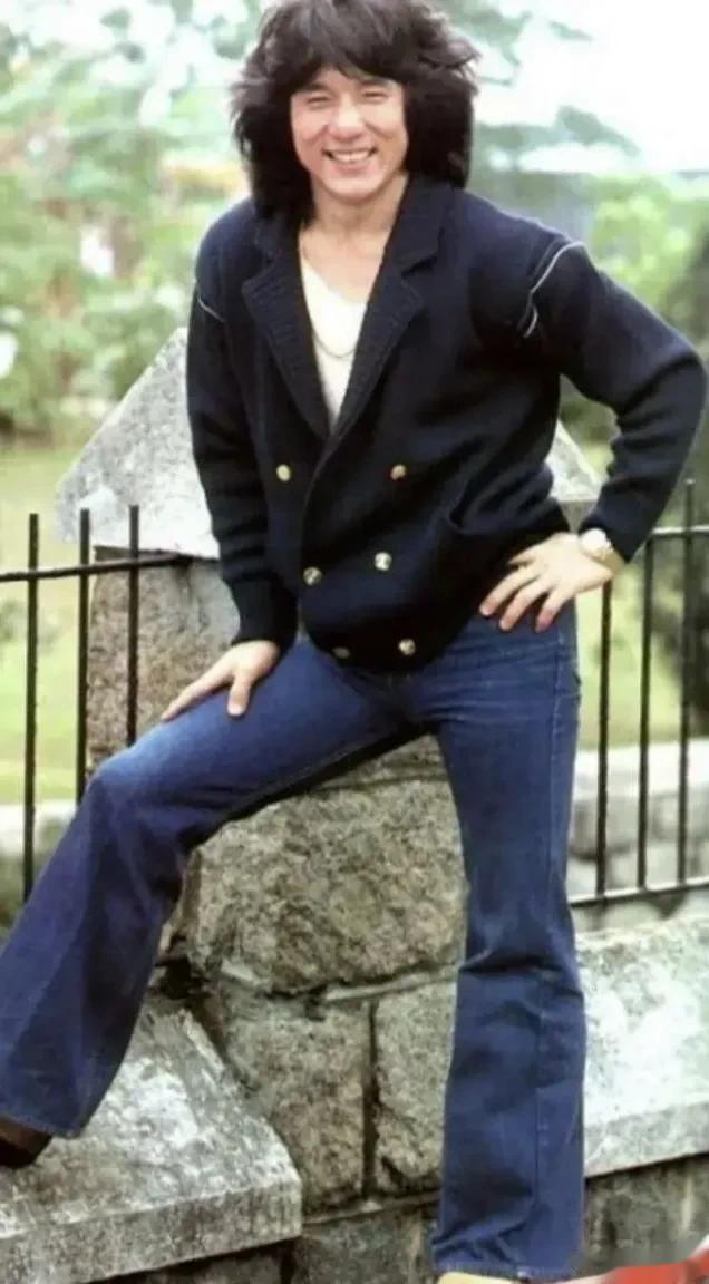 年轻时期的成龙真是潇洒帅气，妥妥的小鲜肉一枚，而且发现他年轻时候有一个特色，就是