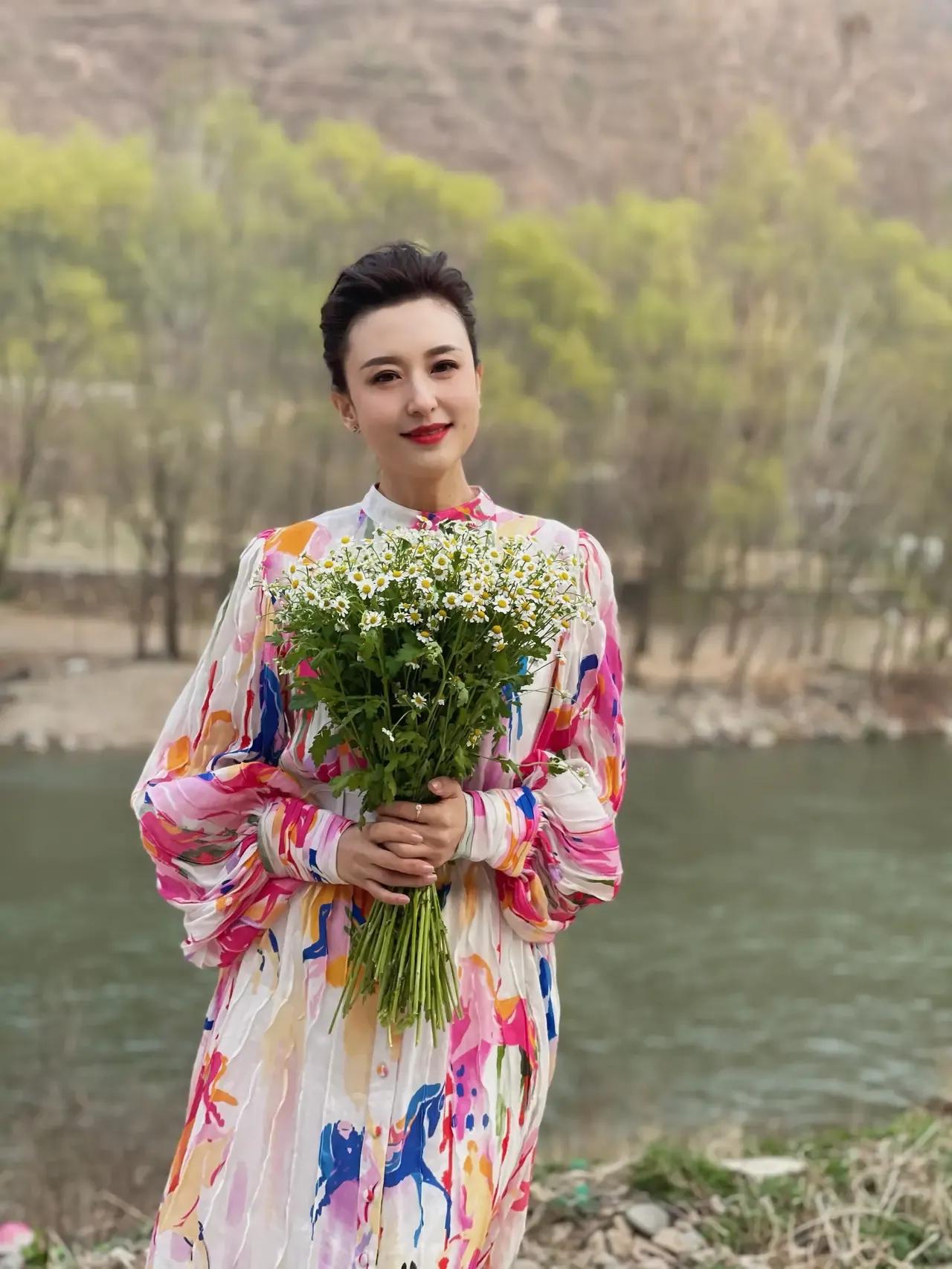 央视主持人张蕾一款印花连衣裙完美诠释了春天的色彩。

张蕾这款印花连衣裙采用抽象