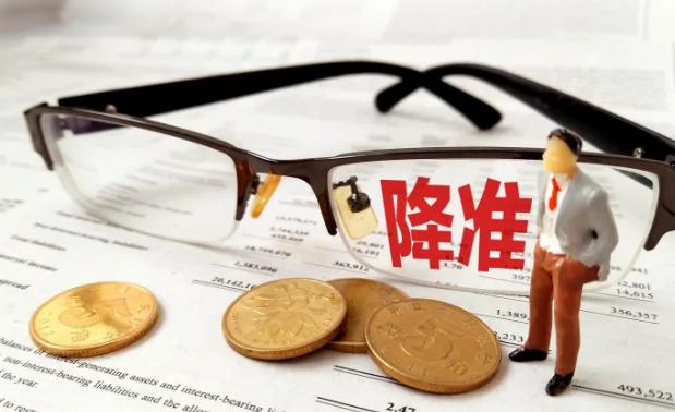 中国人民银行决定于： 3 月 27 日降低金融机构存款准备金率 0.25 个百分