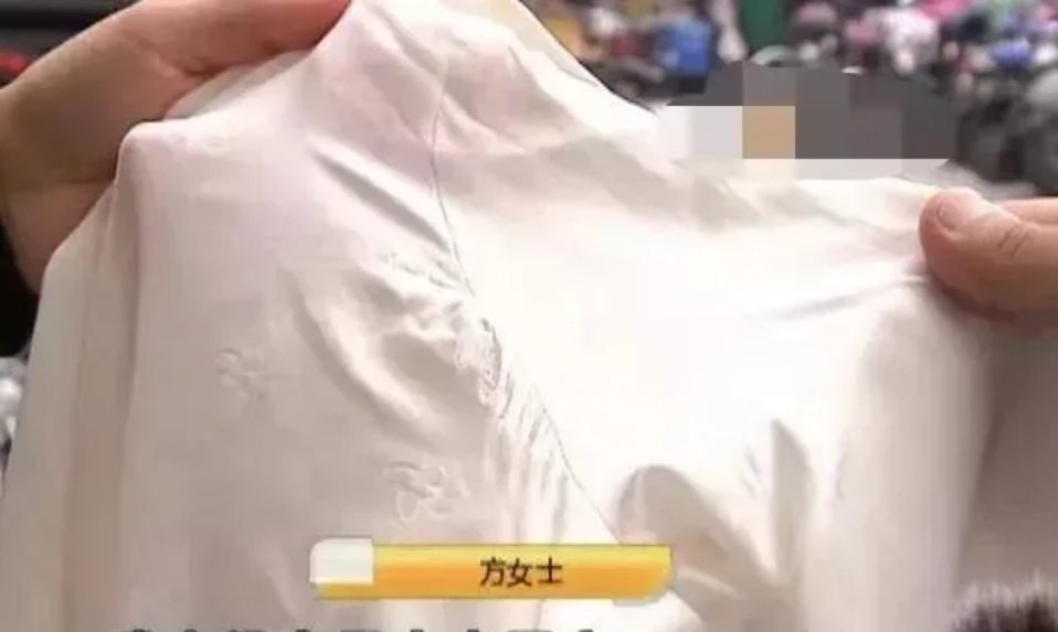 方女士花2500元买了一件衬衫，因饭后觉得有味道就清洗了，没有想到第二天衬衫两侧