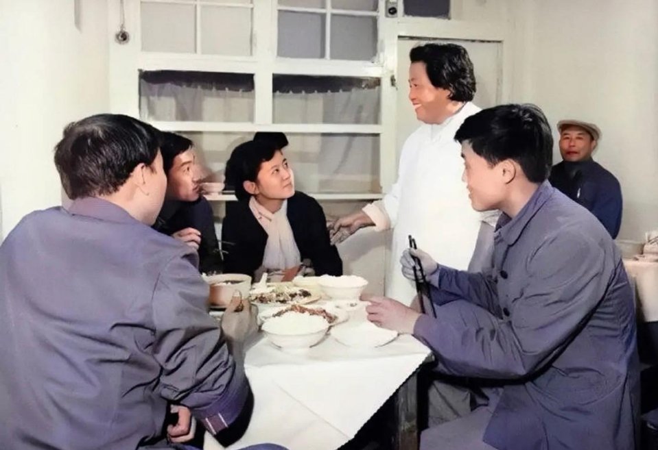 这是一家非常特别的餐馆。这是这家餐馆开业的日子。顾客们坐满了餐厅，认真听着餐厅女