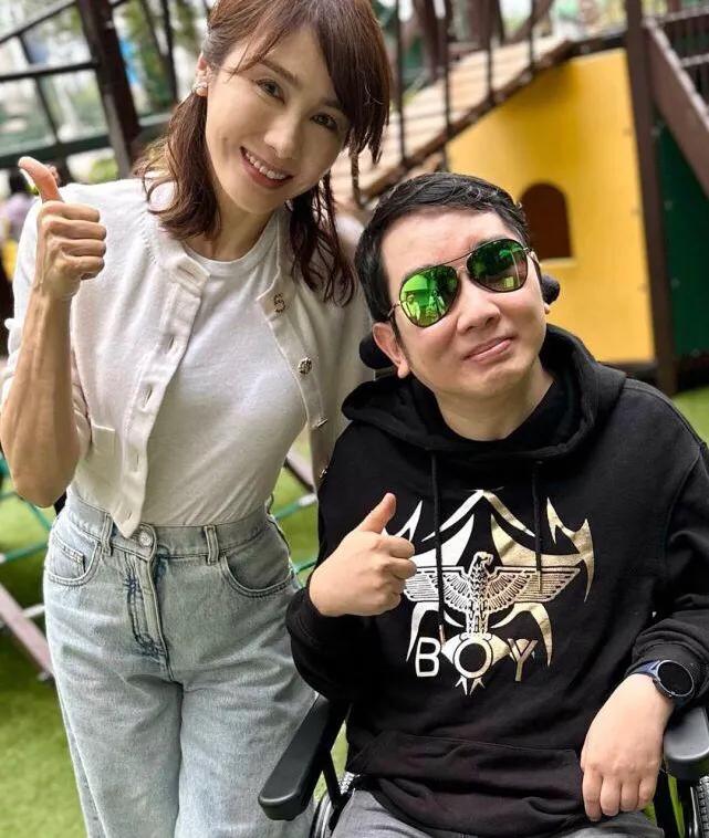 黎姿与弟弟的合影！当年巅峰期息影嫁人，就是为了旁边这个患有身体缺陷的弟弟！
人美