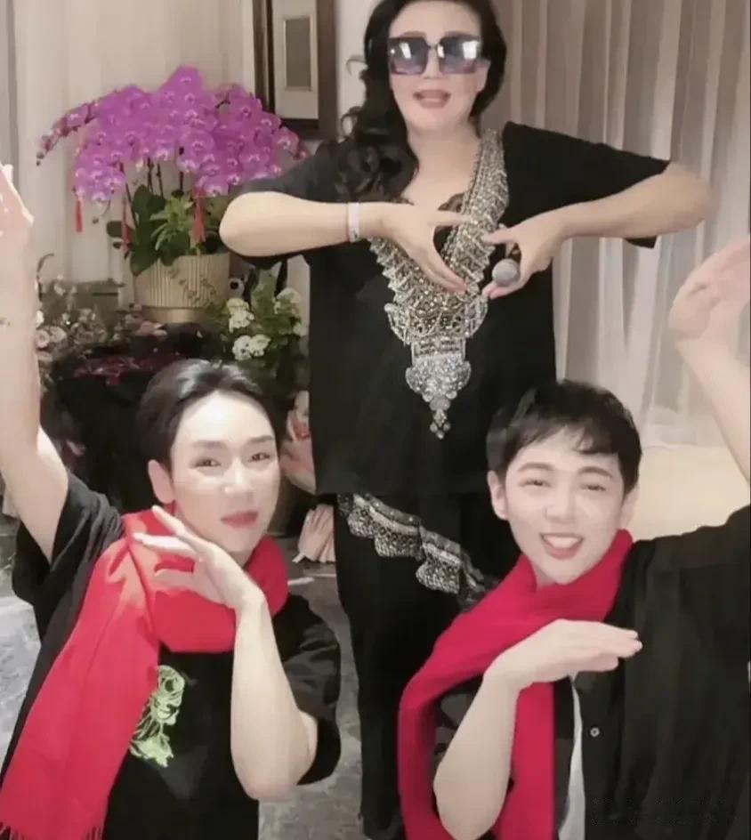 张兰被俏江南踢出局后，现在能够翻身，她真的要感谢明星前儿媳大Ｓ。

虽然张兰现在