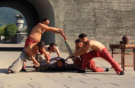 #历史那些事[超话]#1734年，俞鸿图被腰斩。他因为泄露试题，被刑部判了斩刑，