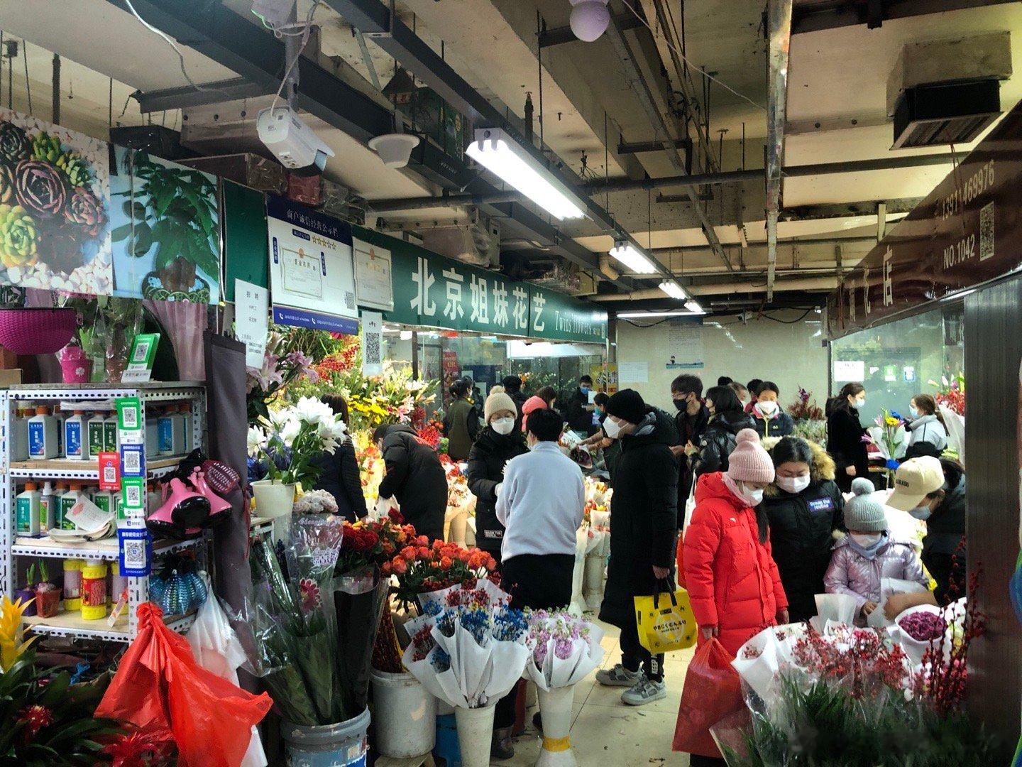 腊月二十九，买花的人明显多了。
