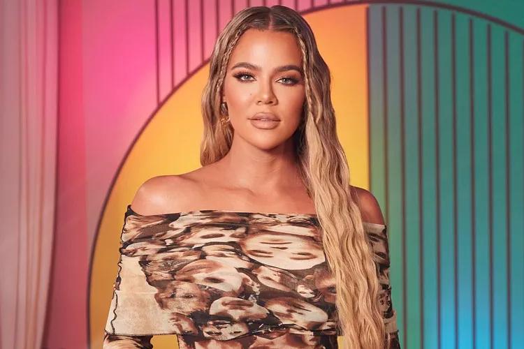 科勒·卡戴珊 ( Khloé Kardashian ) 正在向粉丝们展示她男婴的