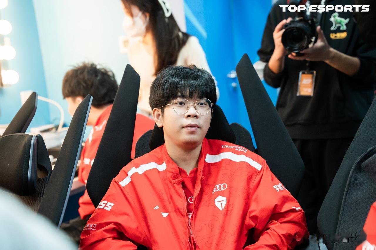 再见晴天！wayward重回首发！
TES常规赛收官战和FPX的比赛，更换首发，