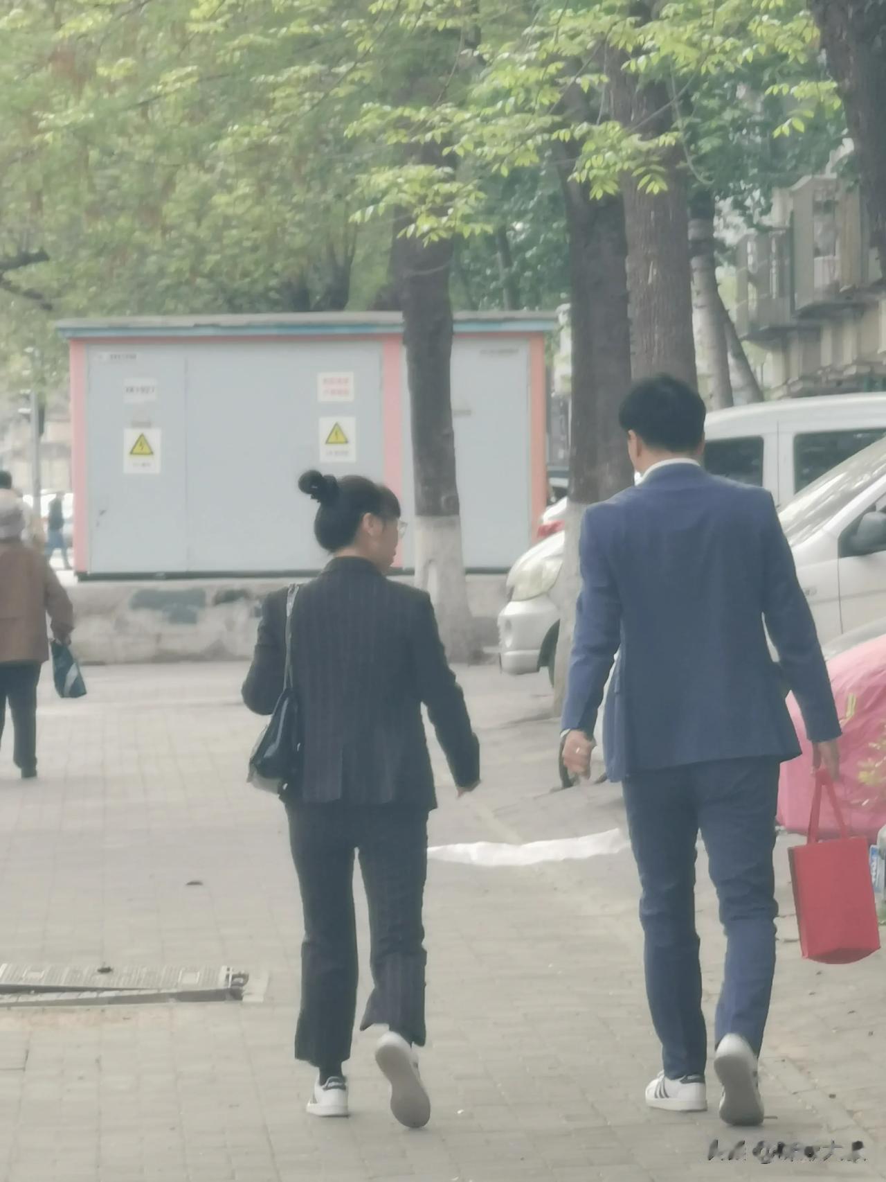 路上看见一对精神利落的年轻两口子，西装笔挺地从一个老小区走出来上班[赞]人啊，有