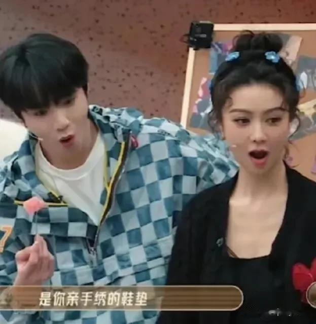 节目中，在互送礼物环节时，赵樱子突然掏出一双绣花鞋垫递给李治廷说：“这是我自己绣