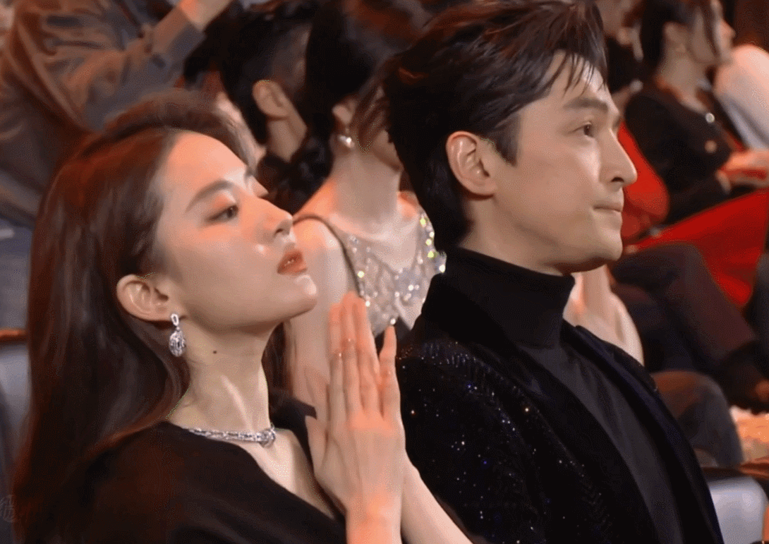 微博之夜世纪同框图来了，胡歌刘亦菲遥灵再聚首，仙剑1+仙剑3四位主演同框，杨幂和