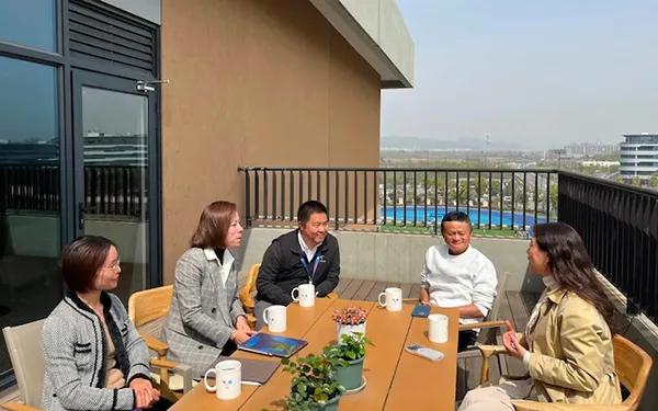 不是说马云移民日本了吗？还有很多人用“马云移民”佐证外国香甜：你看啊，富人都知道