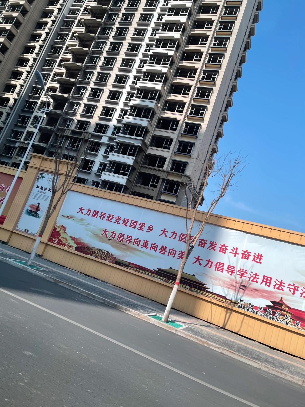 20年看房的时候差点买了这里，后来因为房价太高没舍得。

结果没想到，门框都装了