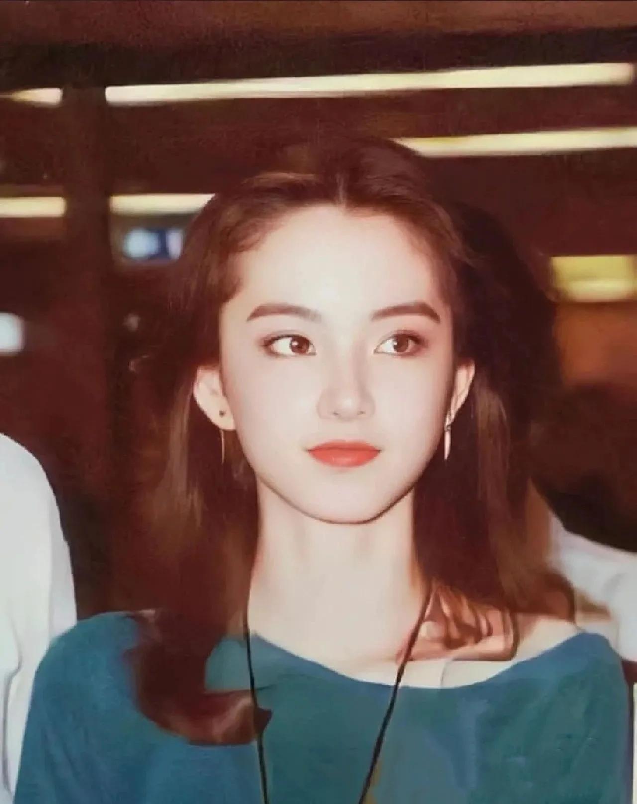 林青霞的这几张照片也太封神了…
她年轻时的颜值是碾压式的，你品品那骨相头型，张柏