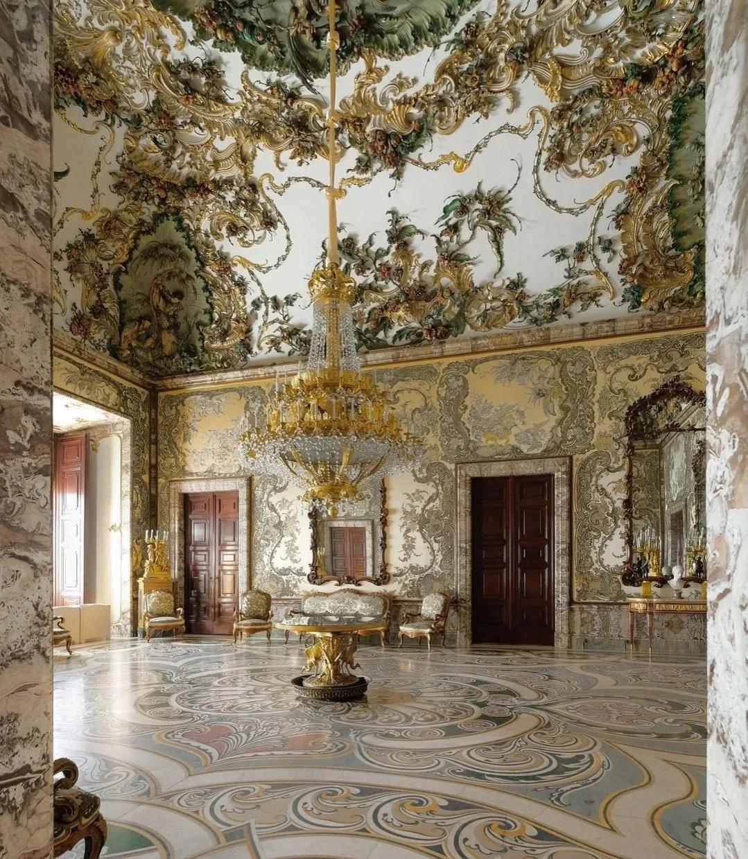 洛可可艺术（Rococo），是18世纪产生于法国、遍及欧洲的一种艺术形式或艺术风