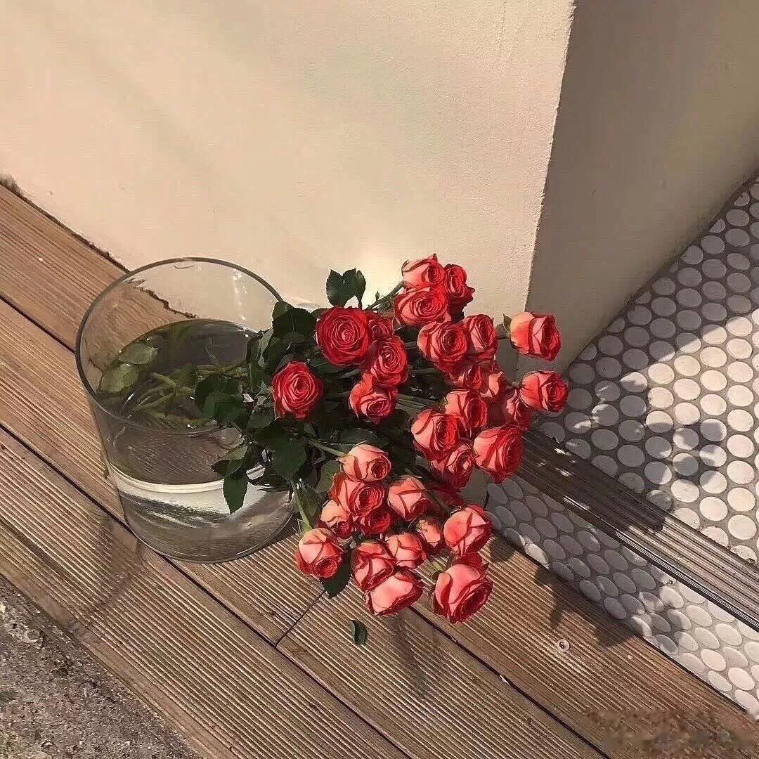 <p>“玫瑰枯萎的时候比野草的