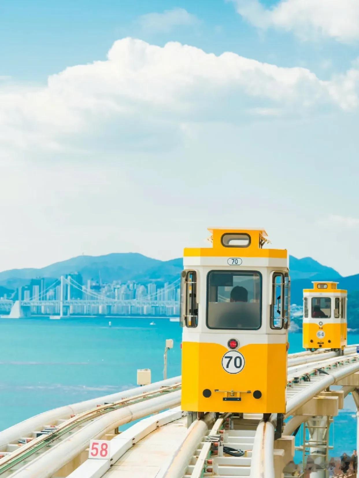为了坐一次这个胶囊列车，也要去一次韩国！！
釜山的浪漫……
蓝线公园胶囊列车占一