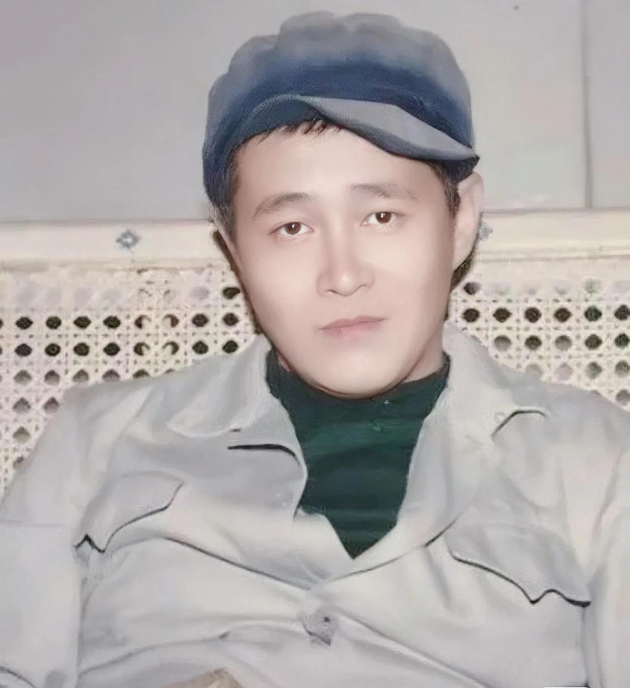 年轻时的本山大叔，帅气直逼陈冠希。
本山大叔的颜值一直都难以琢磨，年轻时的他很帅