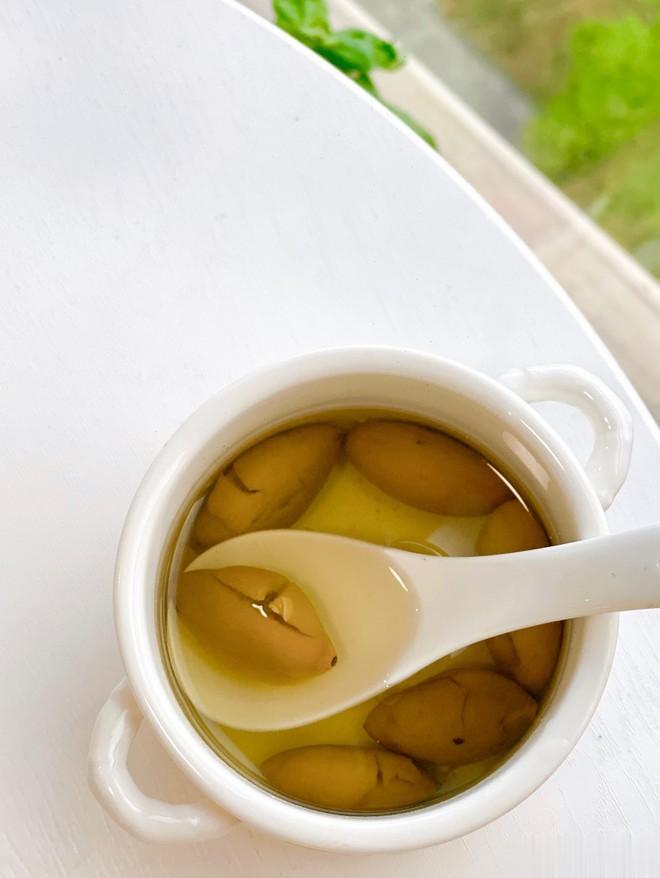 橄榄冰糖饮  做法：生橄榄20颗，打碎，用冰糖50克，加适量清水煎熟后即可。用法