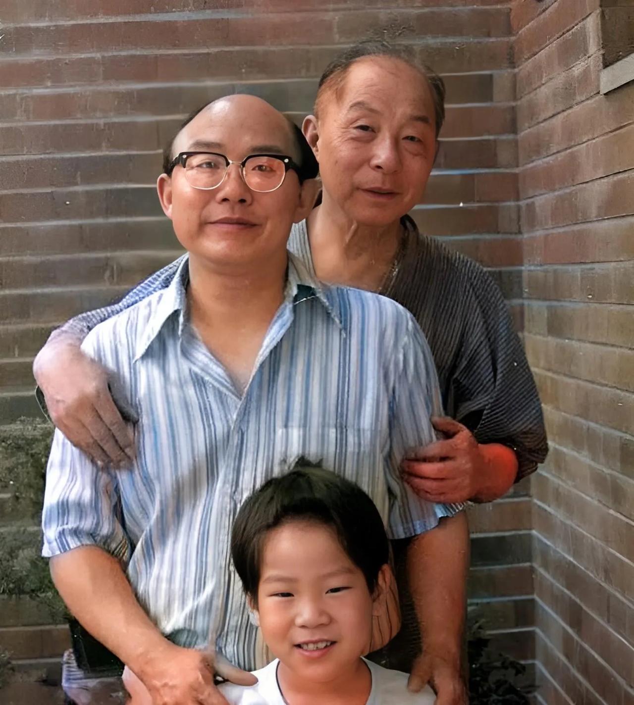 其实，张学良的软禁生活并没有我们想象中那么差。

下图是1975年张学良与儿子张