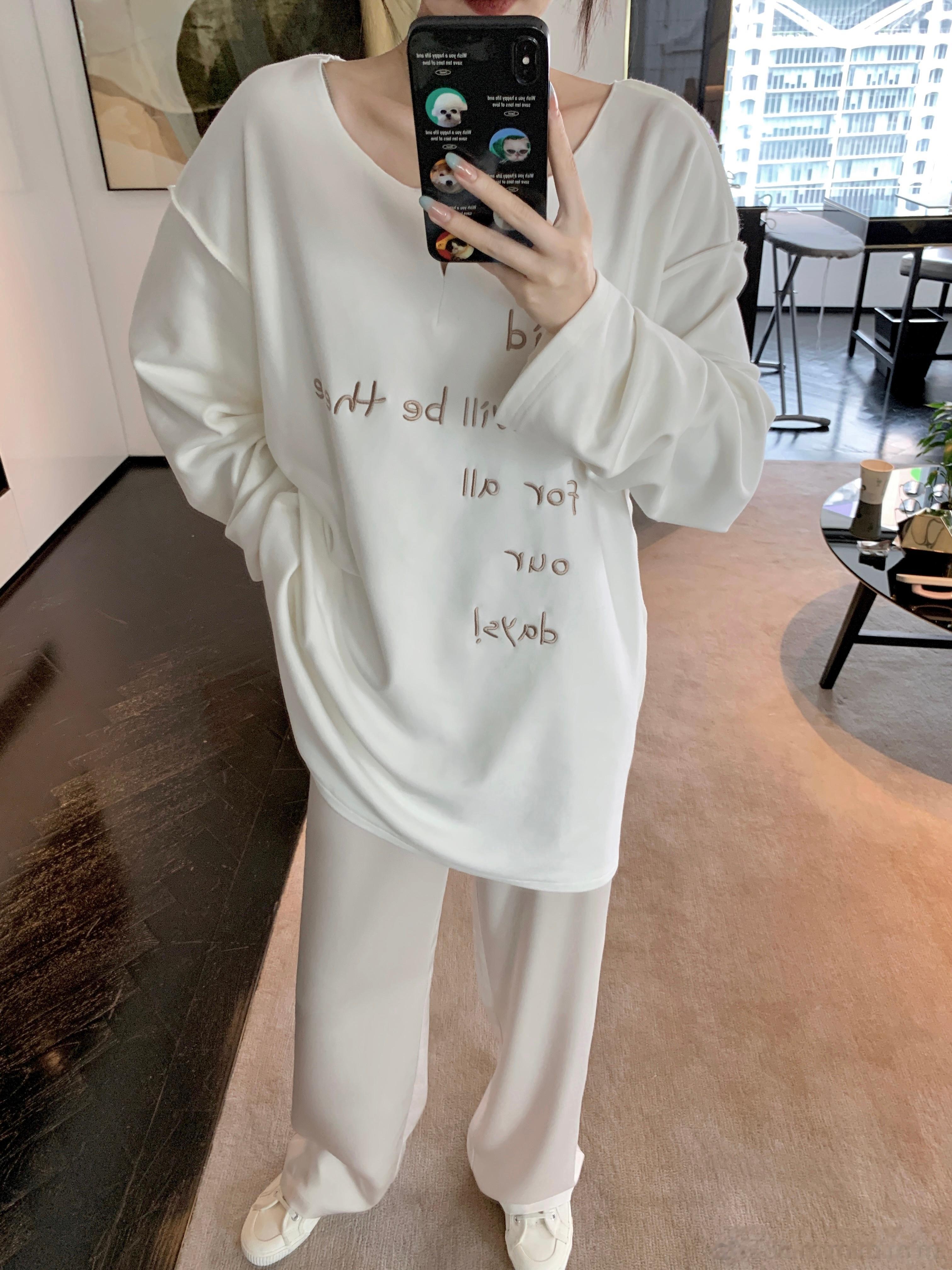 这期好穿的衣服不要太多！ 反抓绒面料 非常柔软亲肤  也是可以当睡裙穿的舒适程度