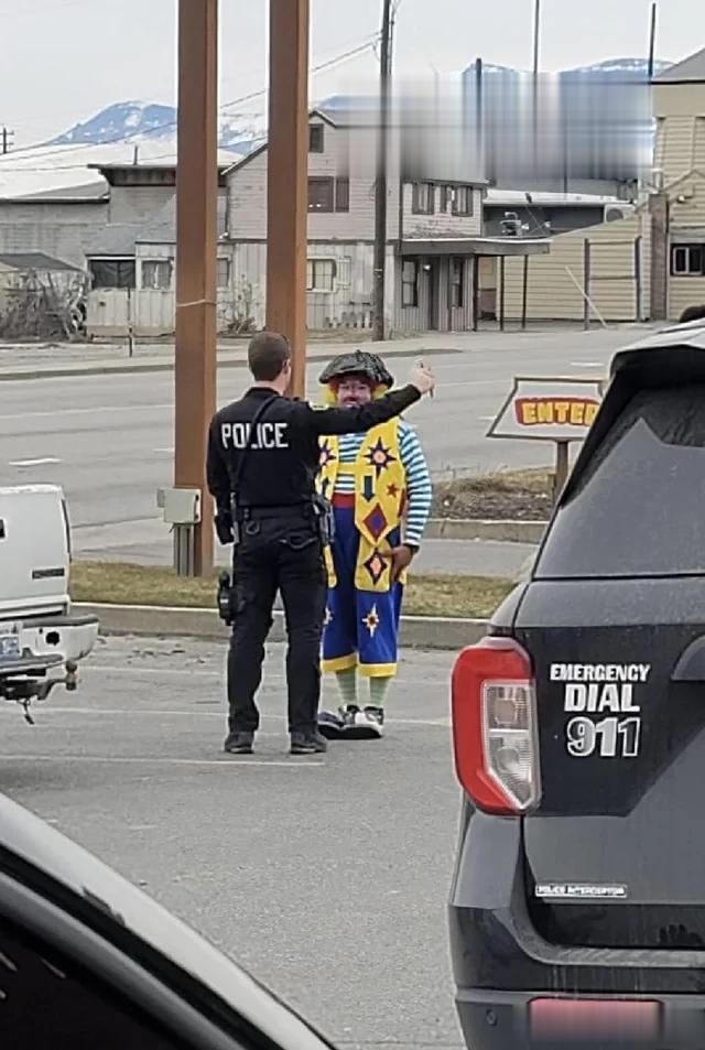 每日一图：美国警察在给滑稽小丑做清醒测试（酒精测试）

