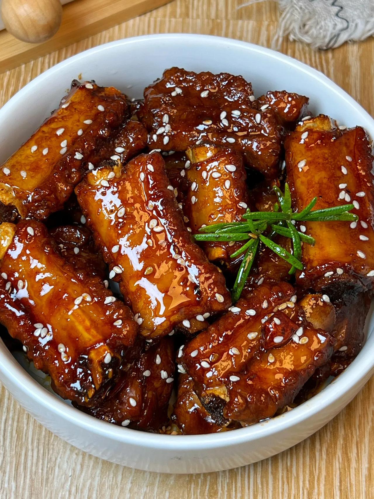 免炒糖色，厨房小白也能成功的糖醋排
骨!发现了巨好吃的糖醋排骨配方
不用炒糖色，