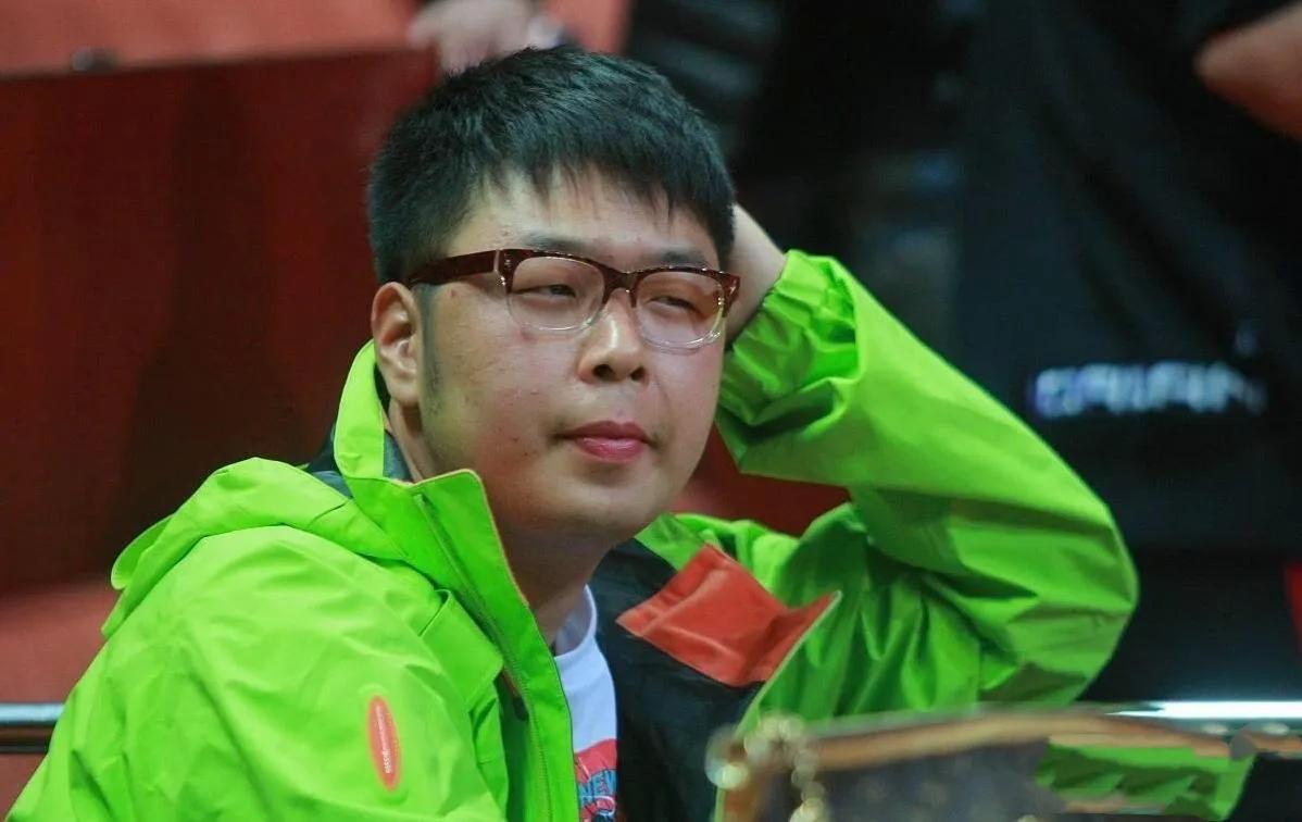 减肥成功的杜海涛太悲催，瘦了之后反而被粉丝吐槽更丑了。
原来的杜海涛胖乎乎的圆脸