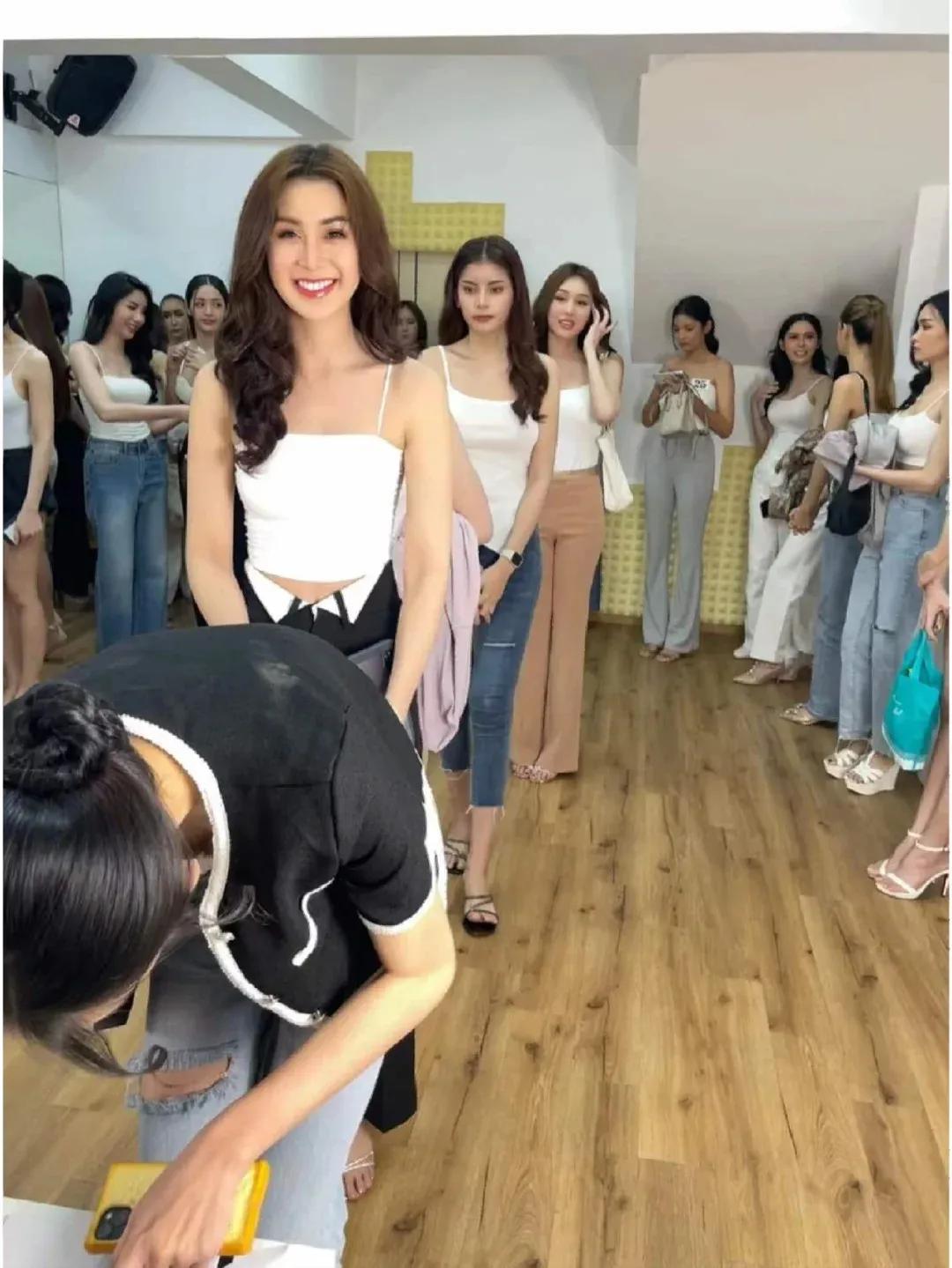 她们居然都不是女人，你敢相信？
泰国真是个神奇的国度，男人比女人还性感妖娆。
所