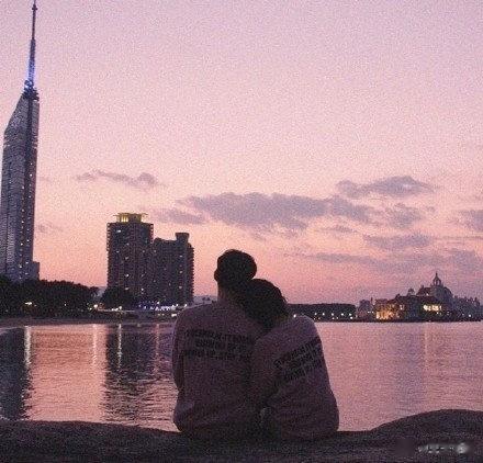 “ 在每个无法重来的日子里  对自己好一点  幸福是养自己的心  不是养别人的眼