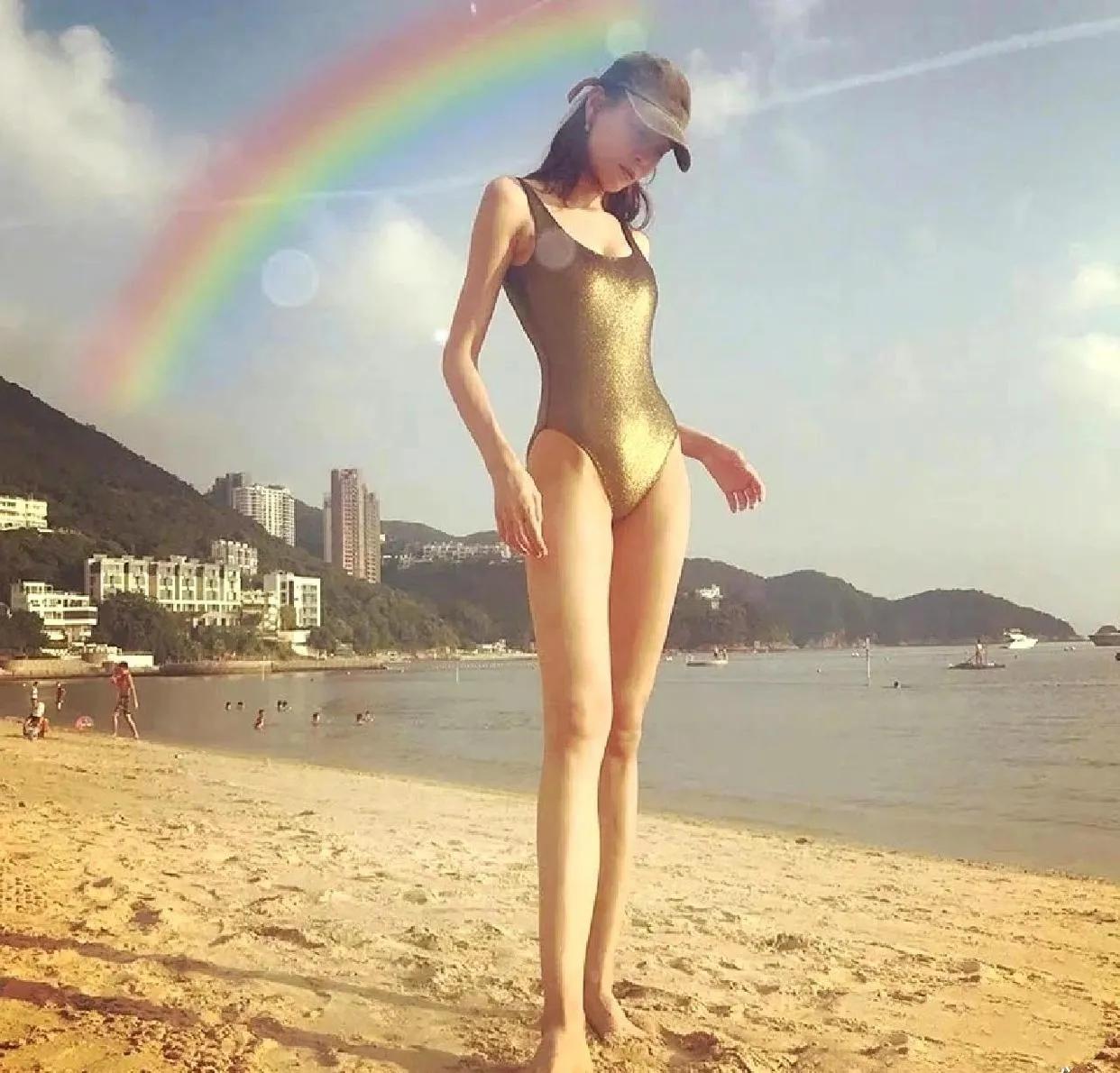 张蓝心在海边沙滩上的游玩的情景，这大长腿身材绝了，是个女人都会羡慕吧。
张蓝心身