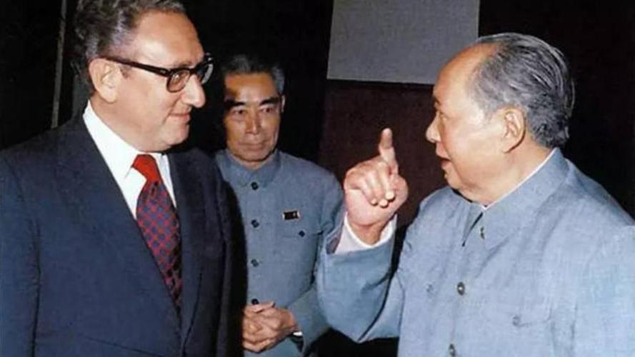 1973年11月，时任美国国务卿基辛格来到中国，并受到毛主席接见。

此时，随着