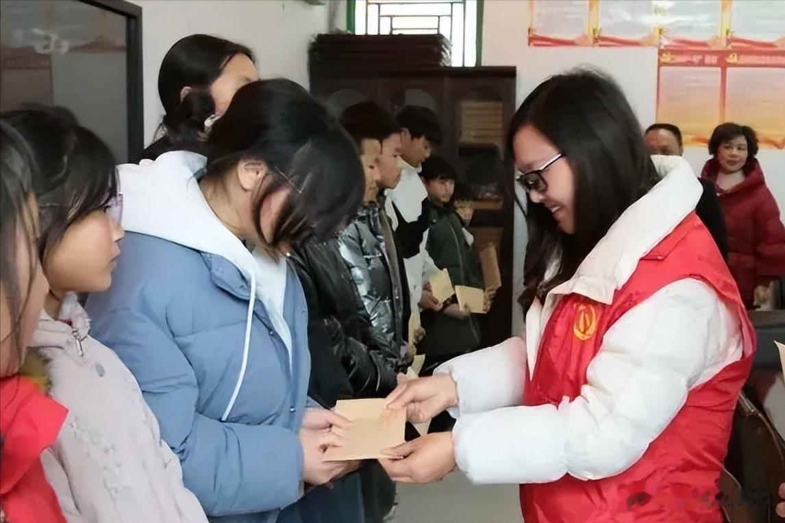 “不让一个学生因贫困而失学”，这是“渝爱助学计划”爱心助学金的发放原则。鉴于贫困