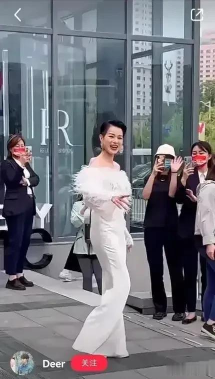 不愧是港姐中的大佬，生完3个孩子后身材更加火爆惹人，韵味十足，这才是最美的女人，